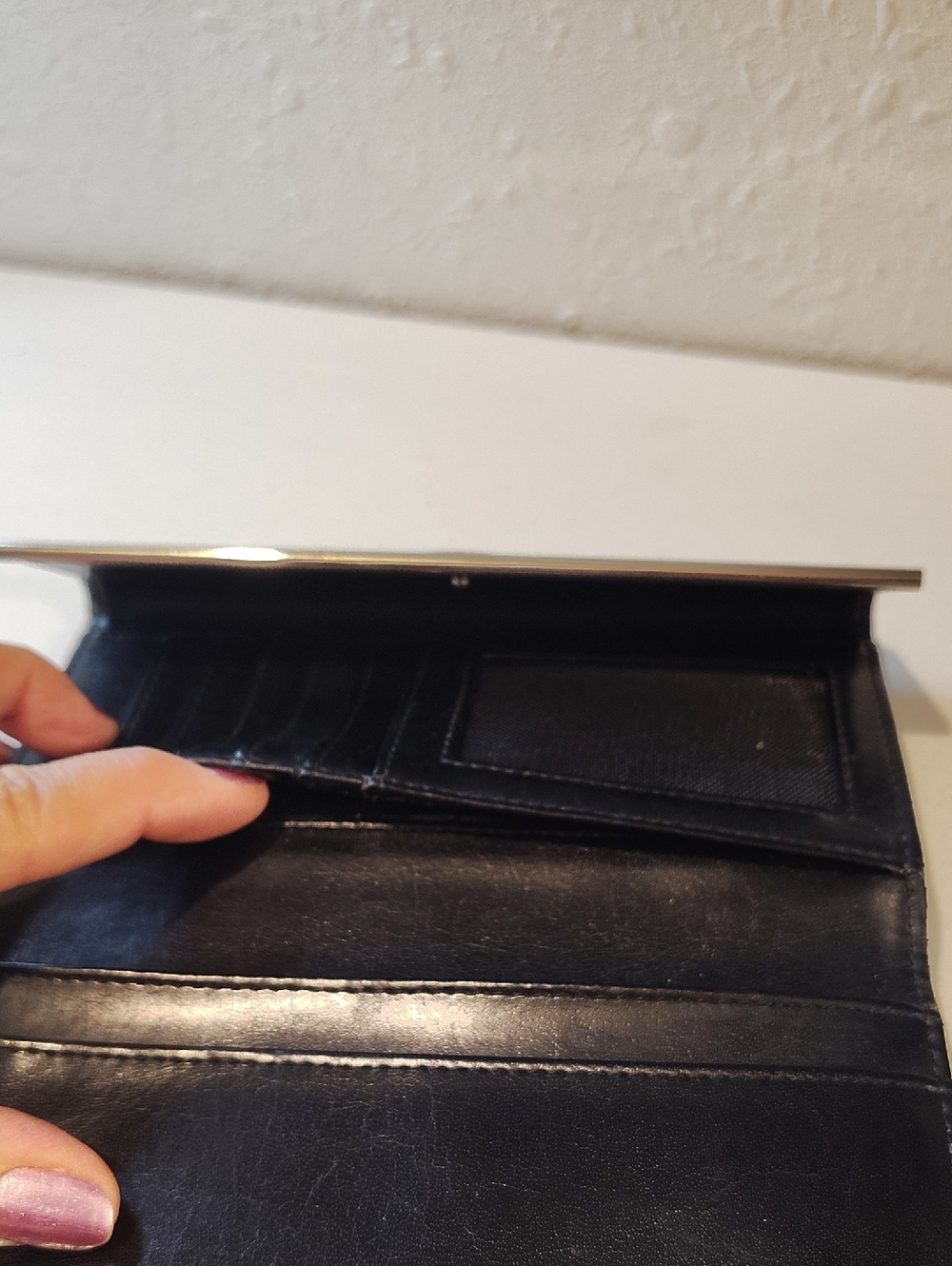 Vintage Black Leather Guess Trifold Wallet With Snap Closure - Picture 6 of 8